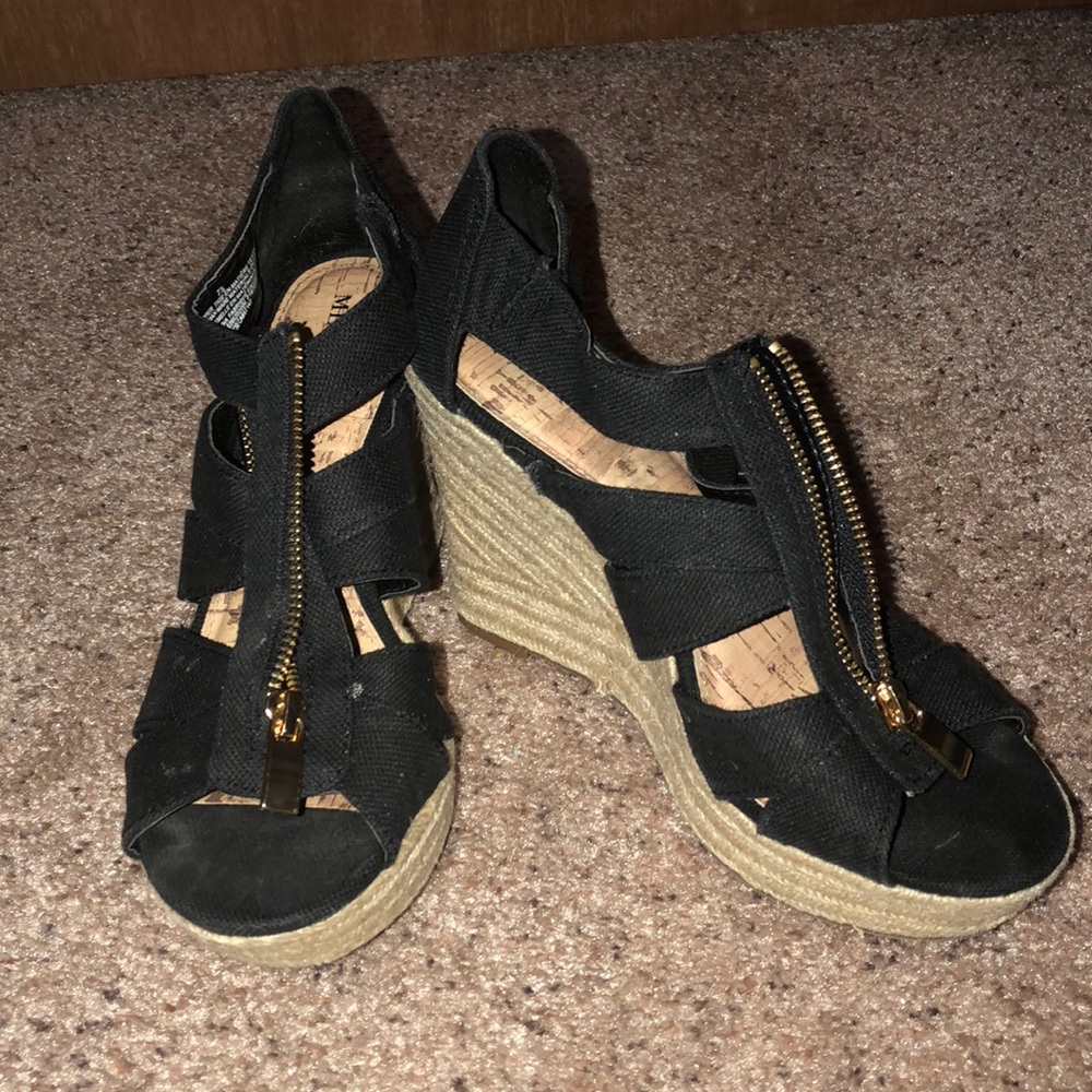 Black wedges • 🌸